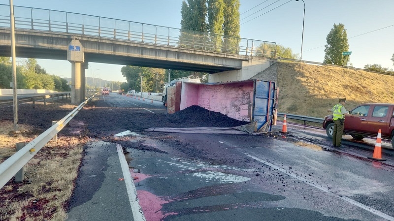 San Javier: volcamiento de camión en Ruta 5 generó despliegue de emergencia