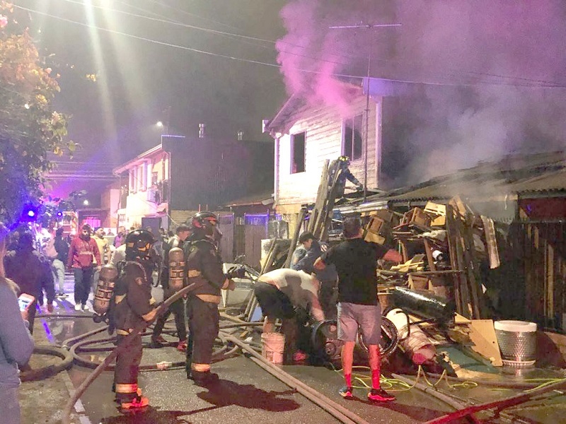 Linares: 6 personas damnificadas tras incendio de 3 viviendas en Villa Camus 2