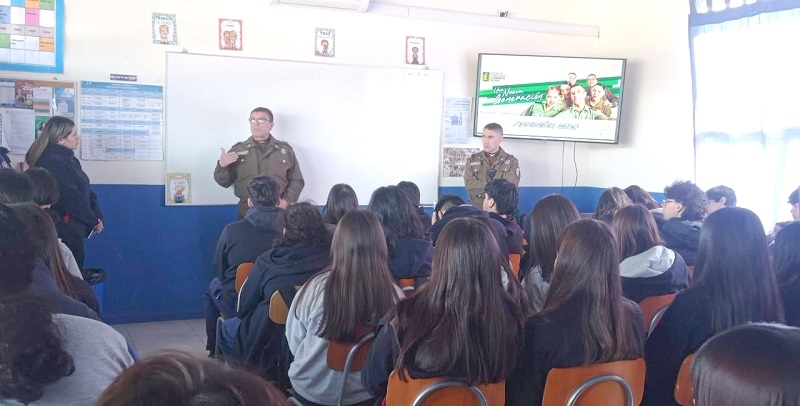 Realizan charlas informativas sobre admisión a la Escuela de Formación de Carabineros