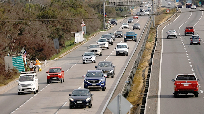 Primer balance del fin de semana largo: 149 mil vehículos han dejado la RM y ya son tres los fallecidos en accidentes