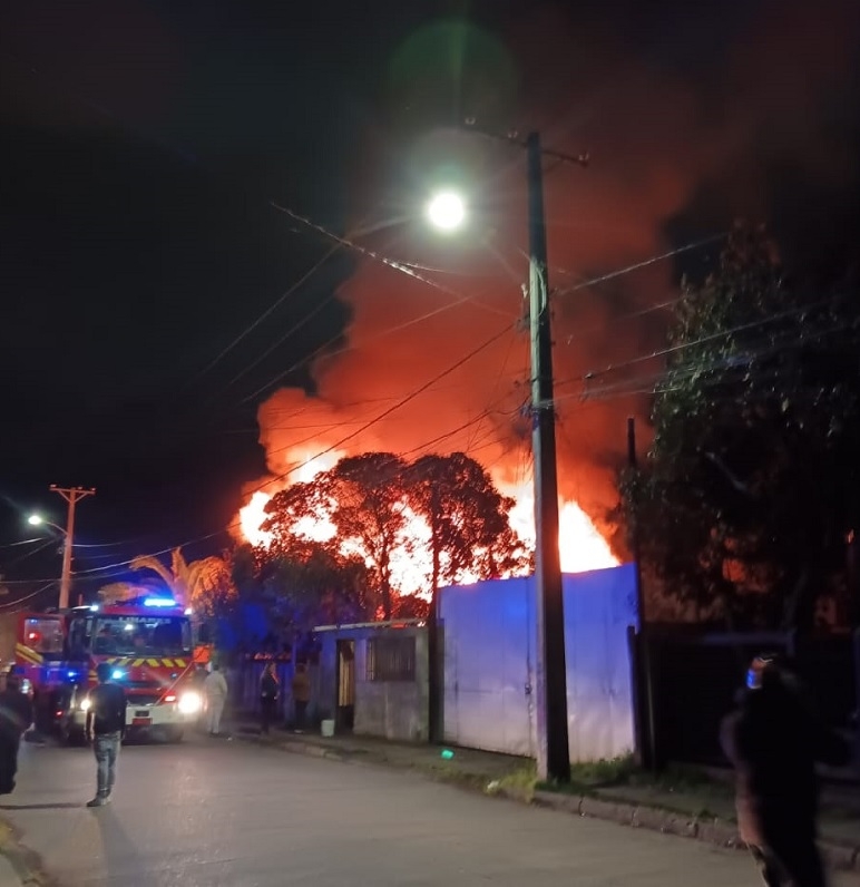 Linares: incendio destruyó por completo vivienda en sector oriente