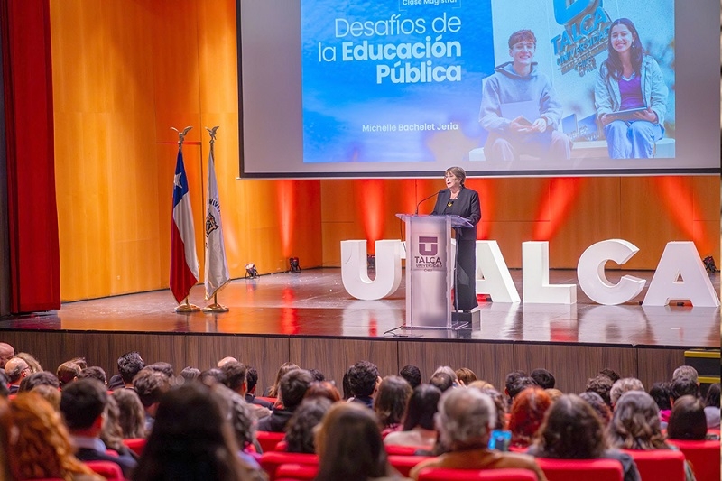 Michelle Bachelet destacó rol de las universidades en defensa de la democracia