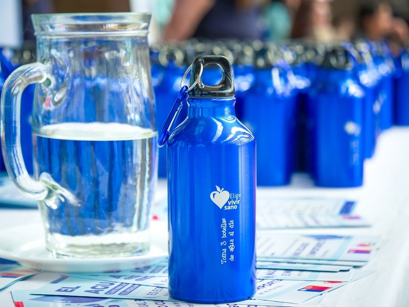 Elige Vivir Sano entrega 20 mil botellas de agua reutilizables a estudiantes de la Región del Maule