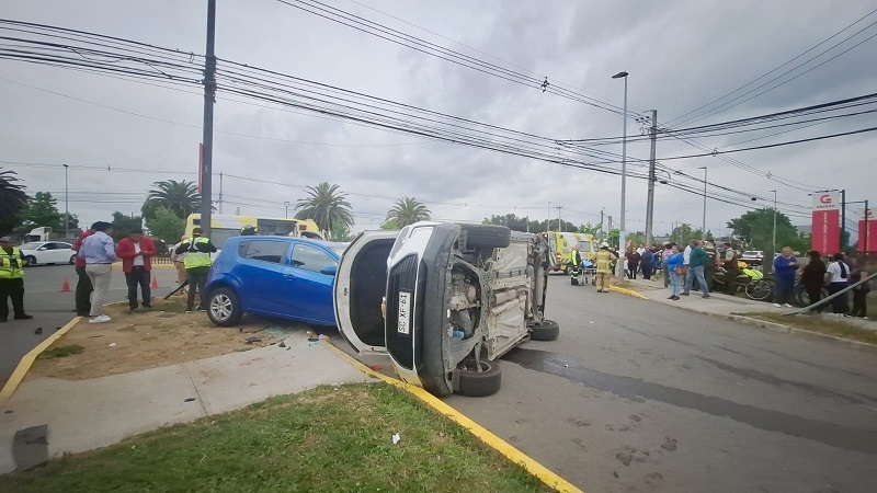 Linares: Tres lesionados en colisión a alta energía en Avenida León Bustos con cruce Quiñipeumo