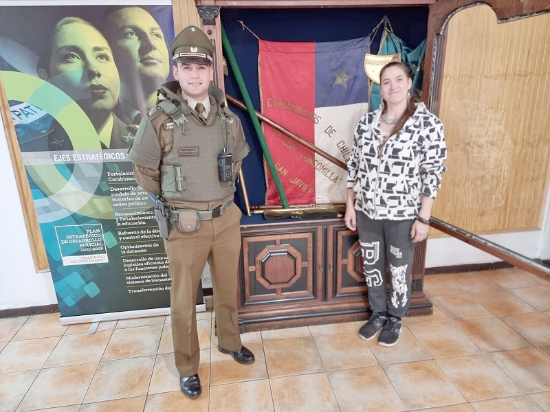   San Javier: Carabineros recibió visita de una joven artista belga