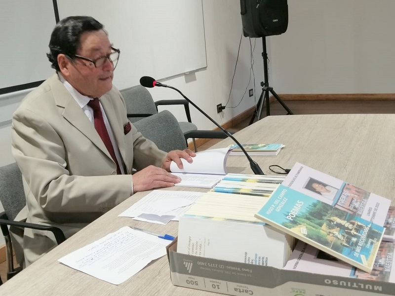 Profesor Hugo del Campo presentó su libro “Poemas de mis recuerdos”