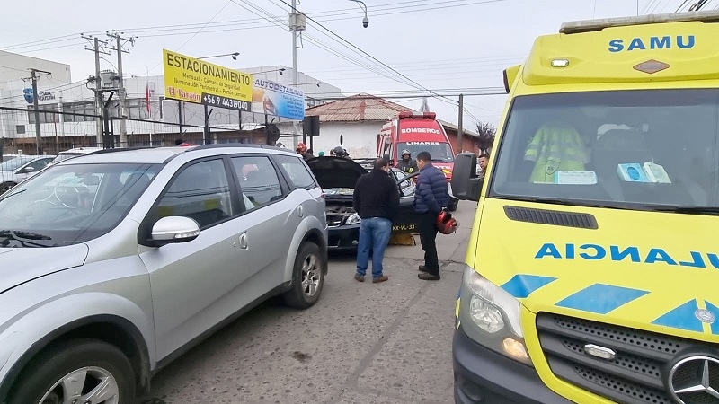 Linares: colisión deja 4 lesionados y advierten prolongada espera por móvil SAMU