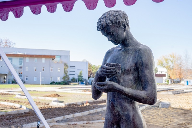 UTalca inaugura escultura de Raúl Vargas  en homenaje a Rubén Darío   